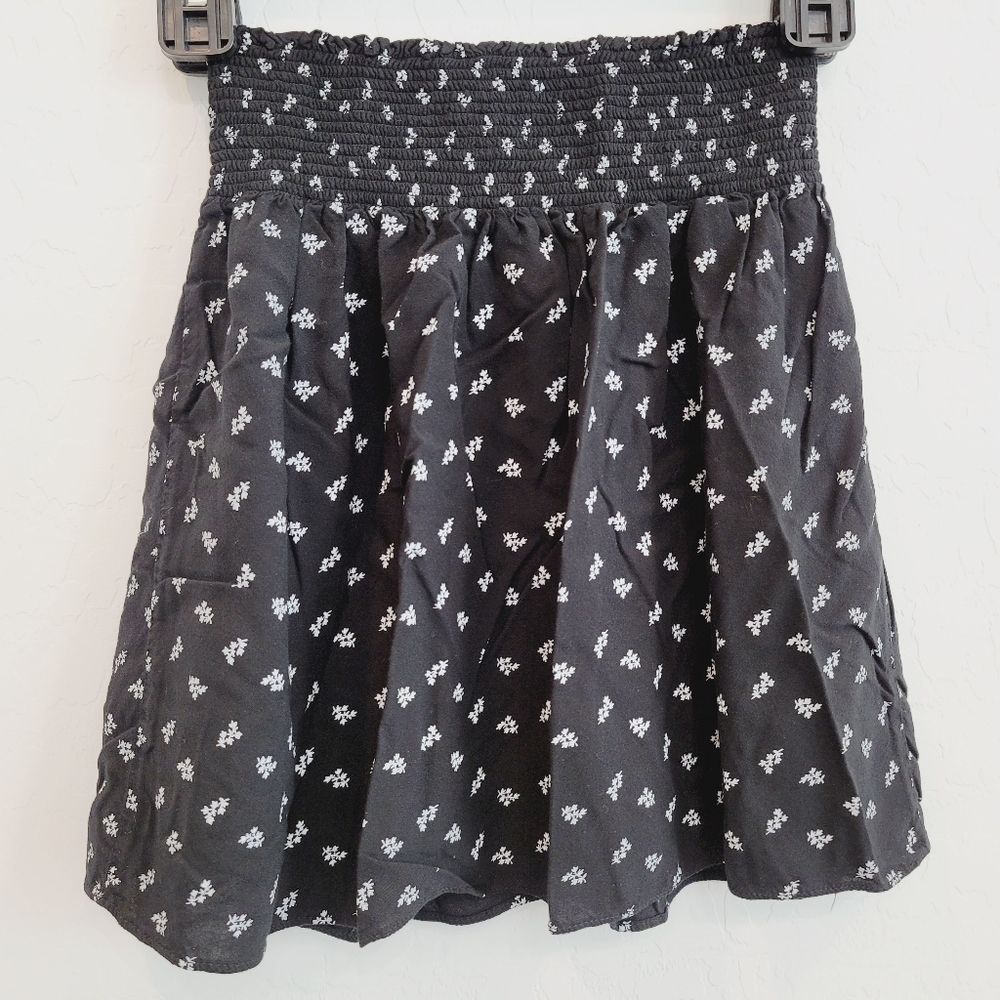 Mossimo Ebony Leaf Print Skater Skirt Size Small - Picture 2 of 10